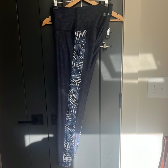 Tone It Up x Wear It To Heart blue tropical print Leggings - Picture 6 of 7